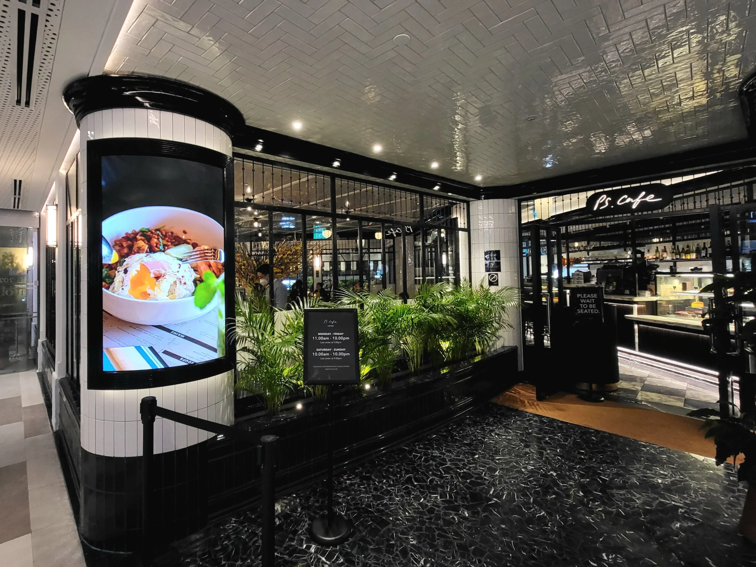 Curve and Flexi Display at PS.Cafe