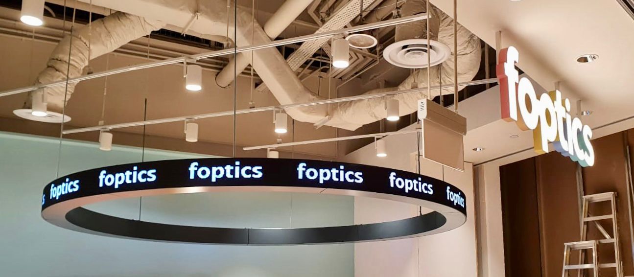 Curve and Flexi Display mounted at the ceiling