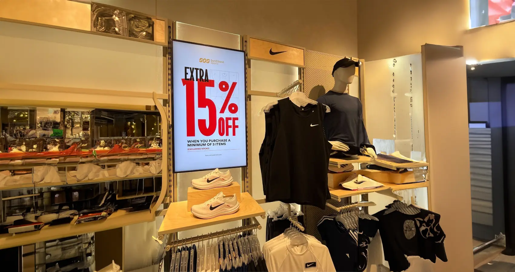 Digital Signage Display showing a 15% off at Sun&Sand Sports